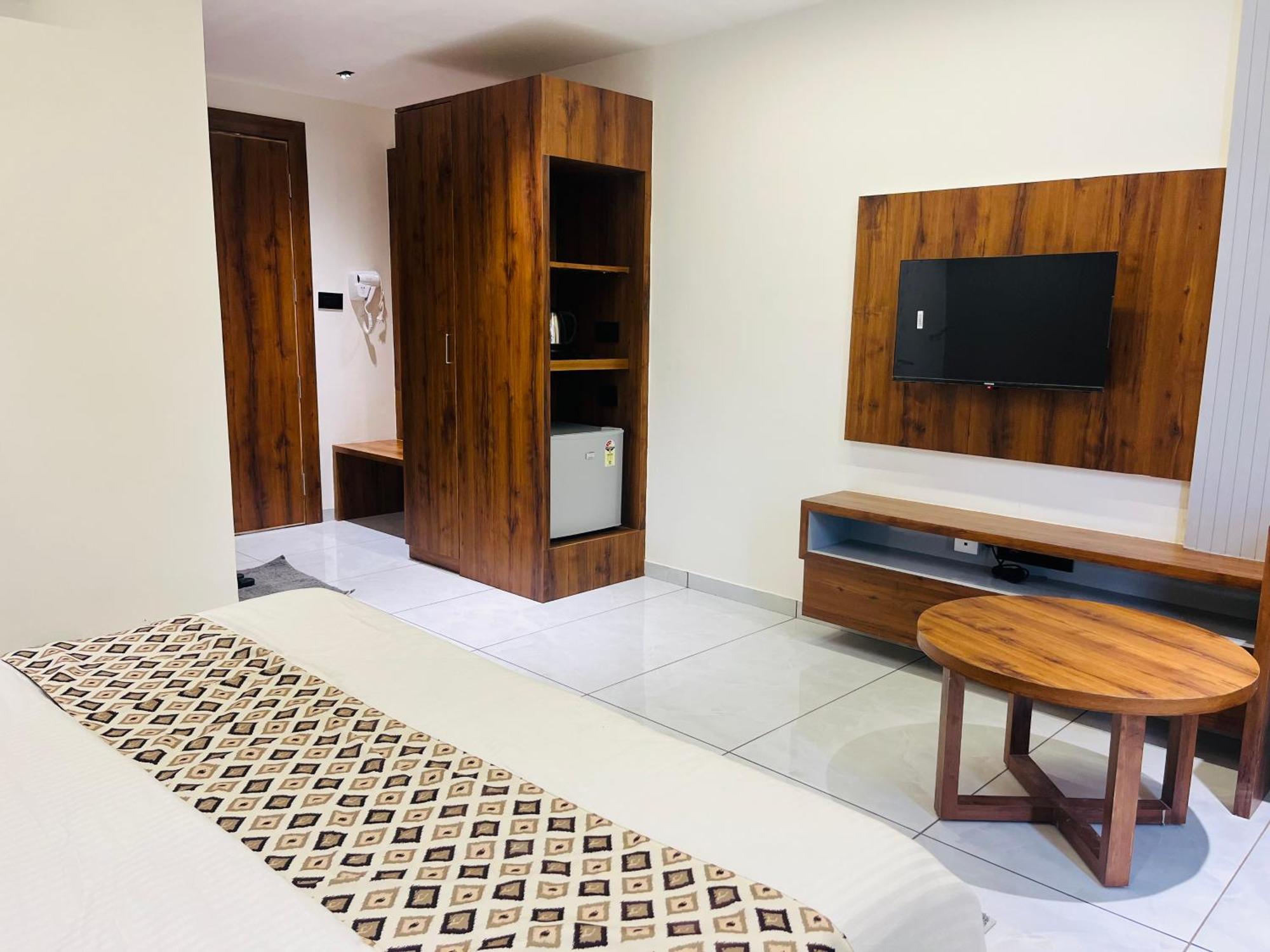 גנדהינאגר Hotel Royal Empire מראה חיצוני תמונה