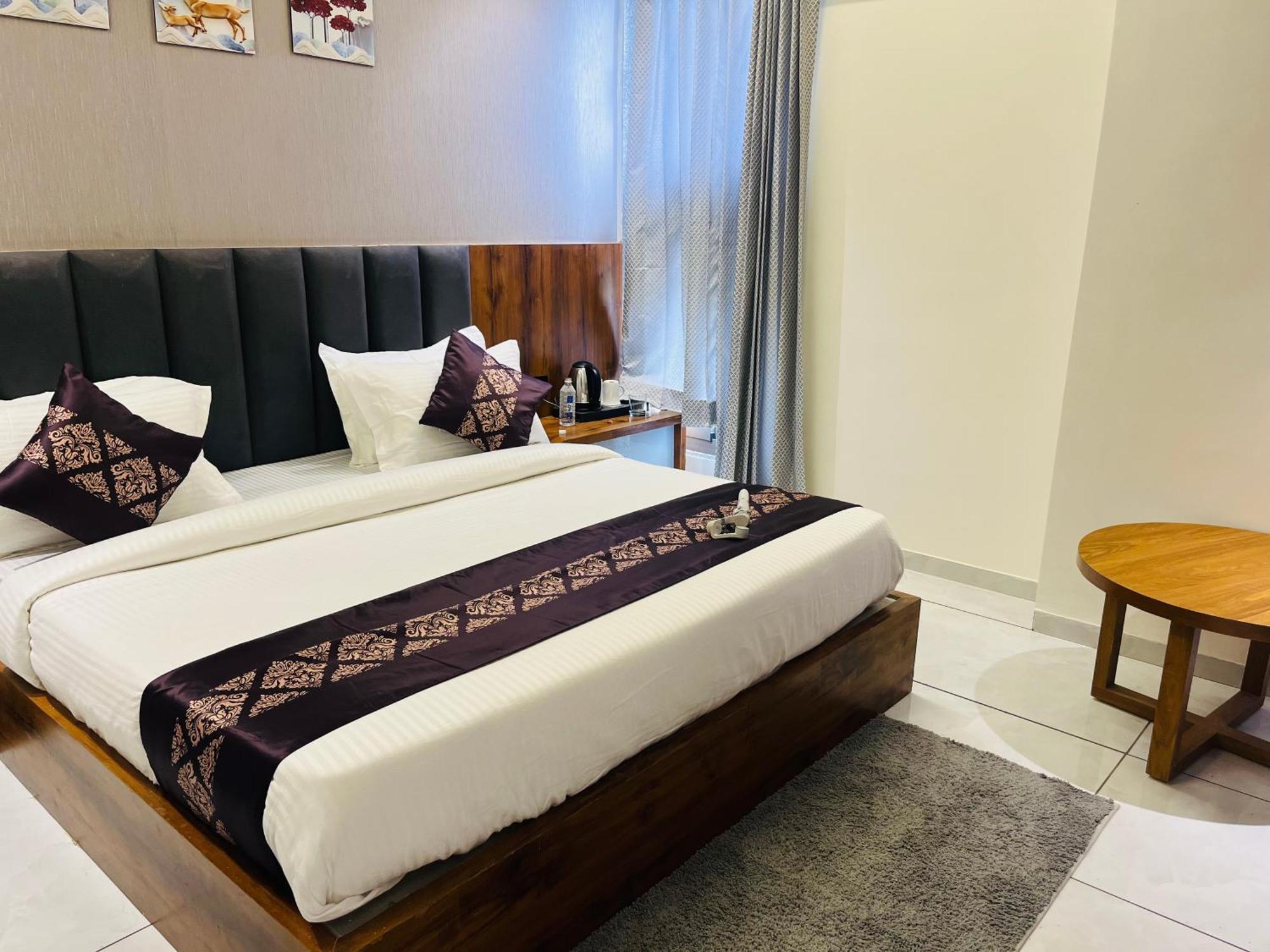 גנדהינאגר Hotel Royal Empire מראה חיצוני תמונה