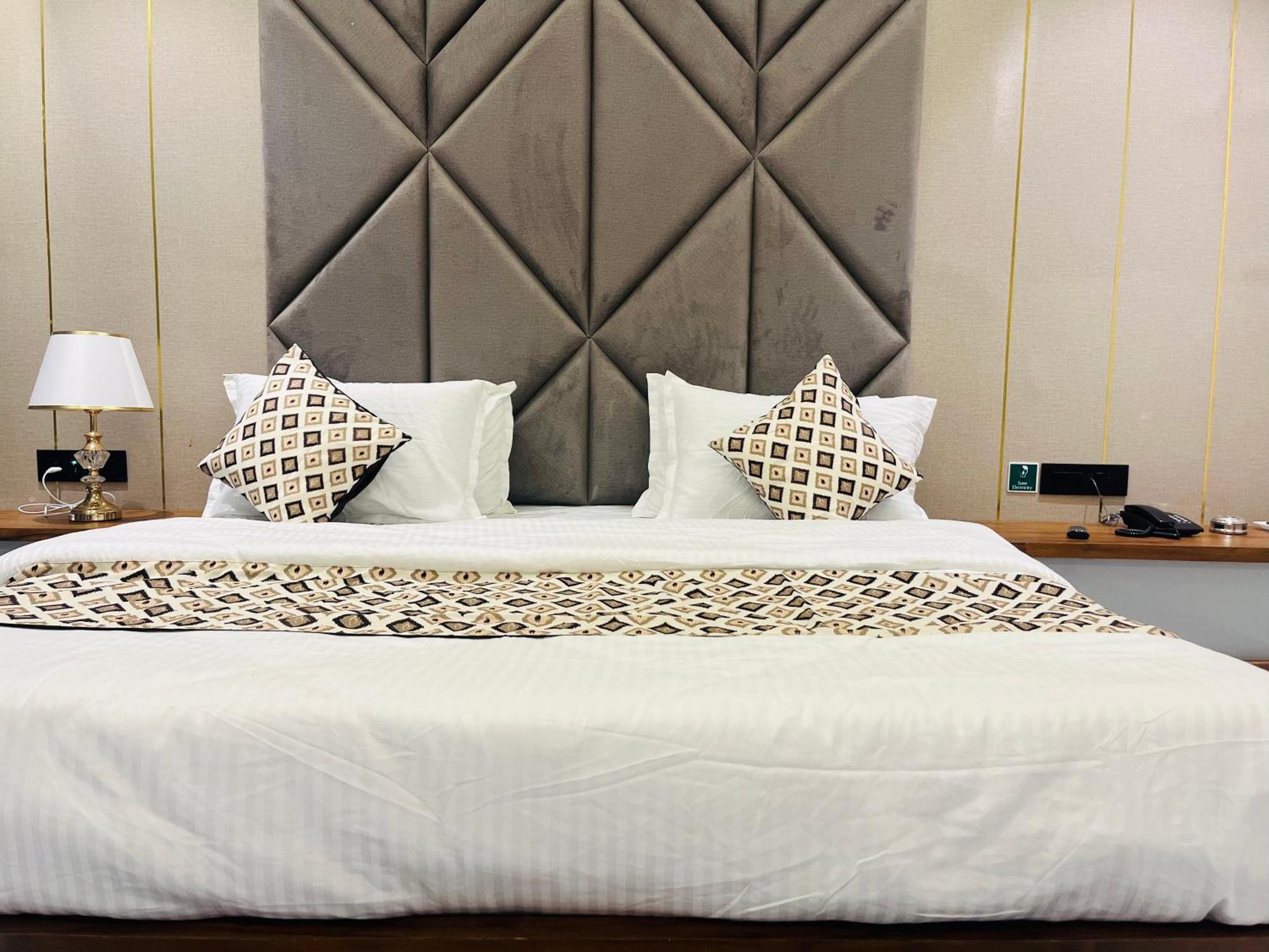 גנדהינאגר Hotel Royal Empire מראה חיצוני תמונה