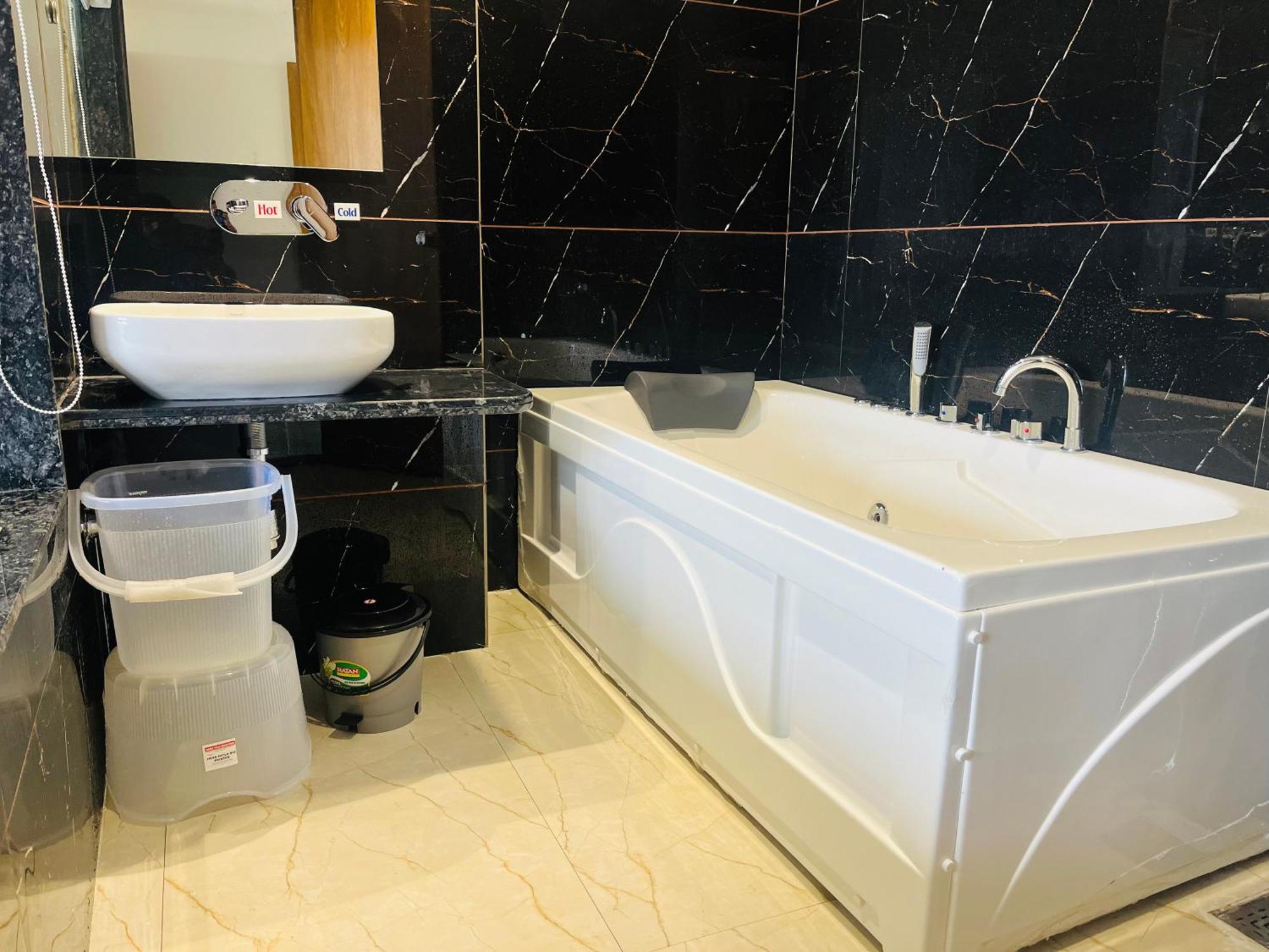 גנדהינאגר Hotel Royal Empire מראה חיצוני תמונה