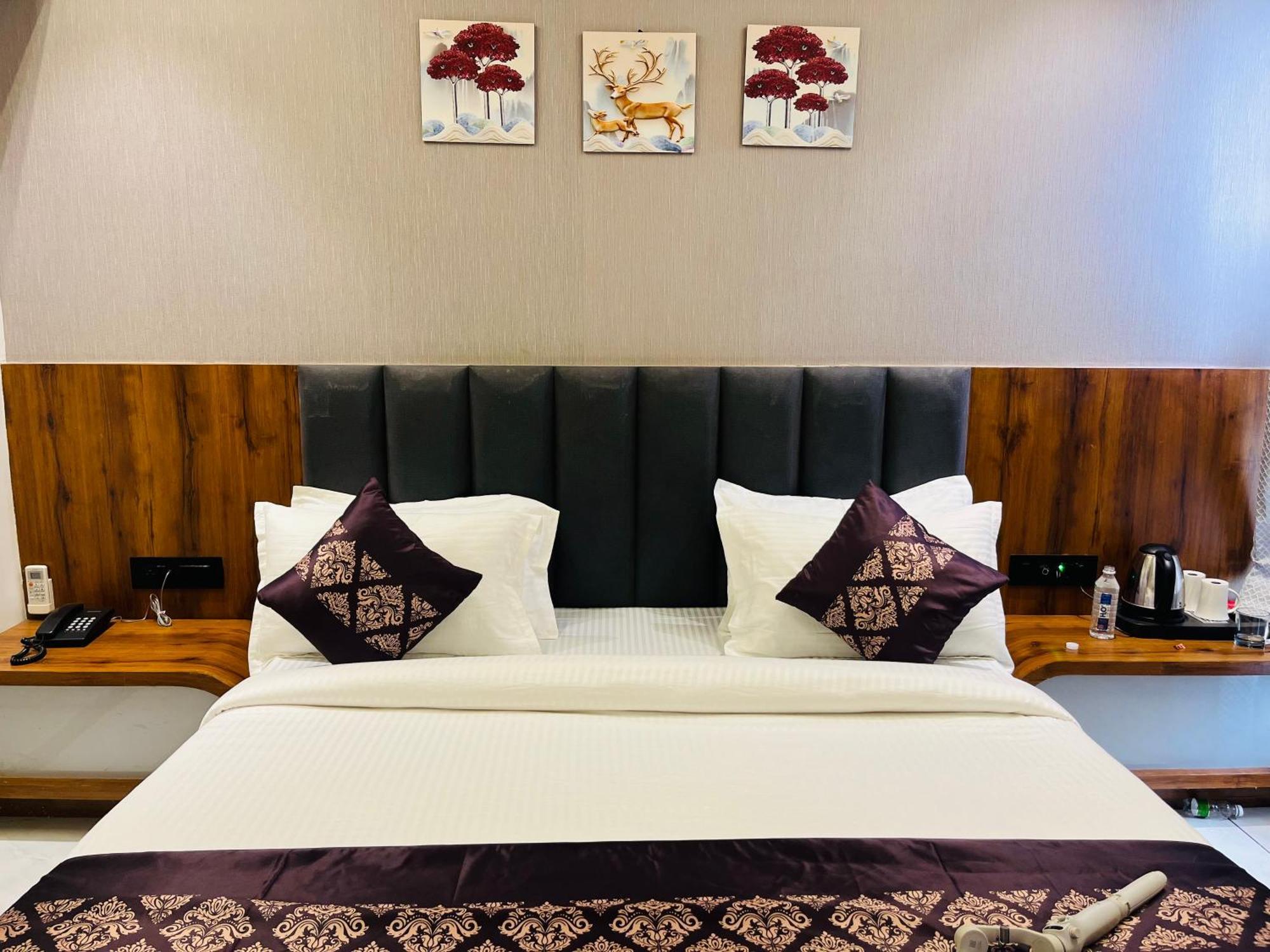 גנדהינאגר Hotel Royal Empire מראה חיצוני תמונה