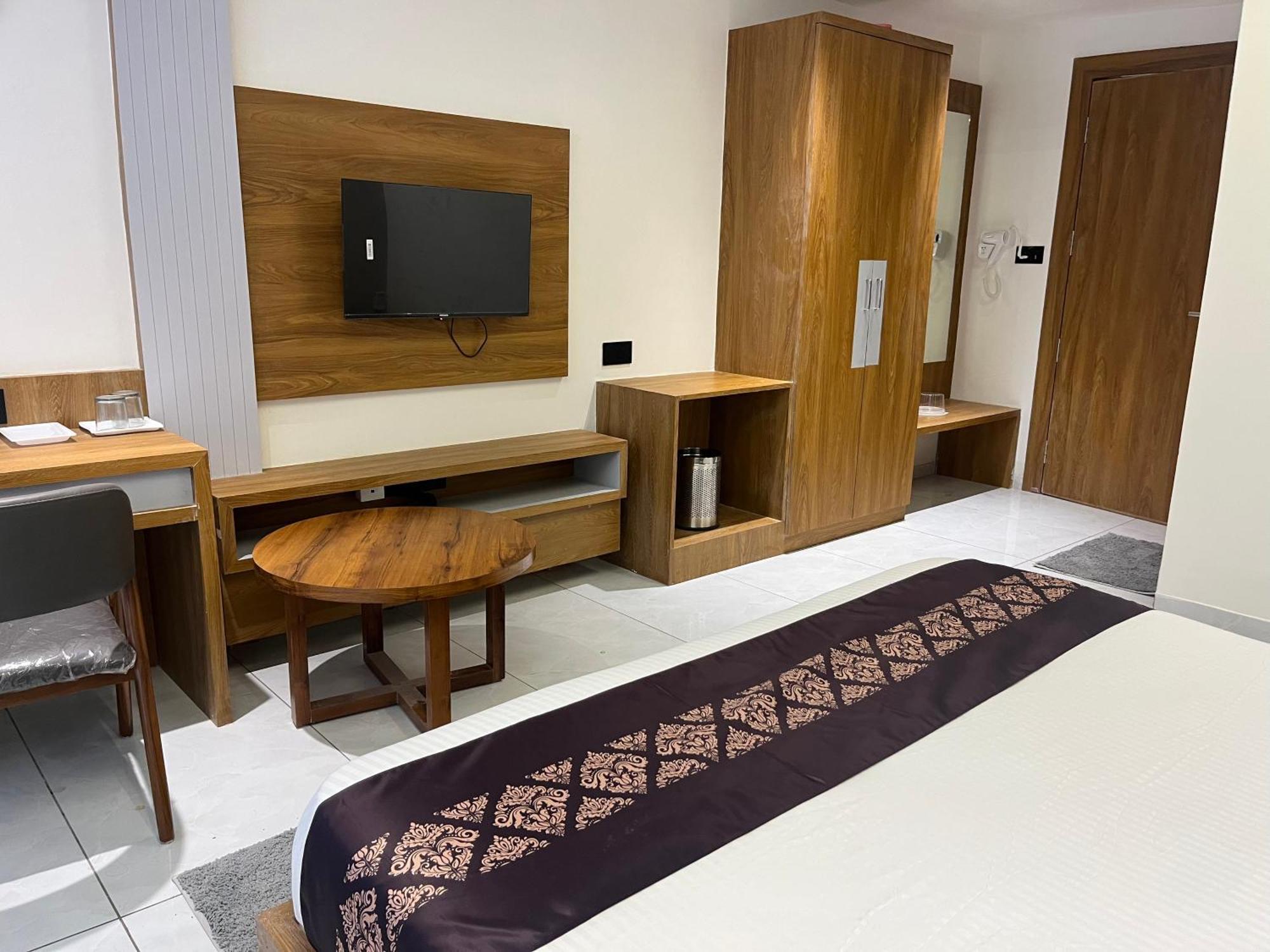 גנדהינאגר Hotel Royal Empire מראה חיצוני תמונה