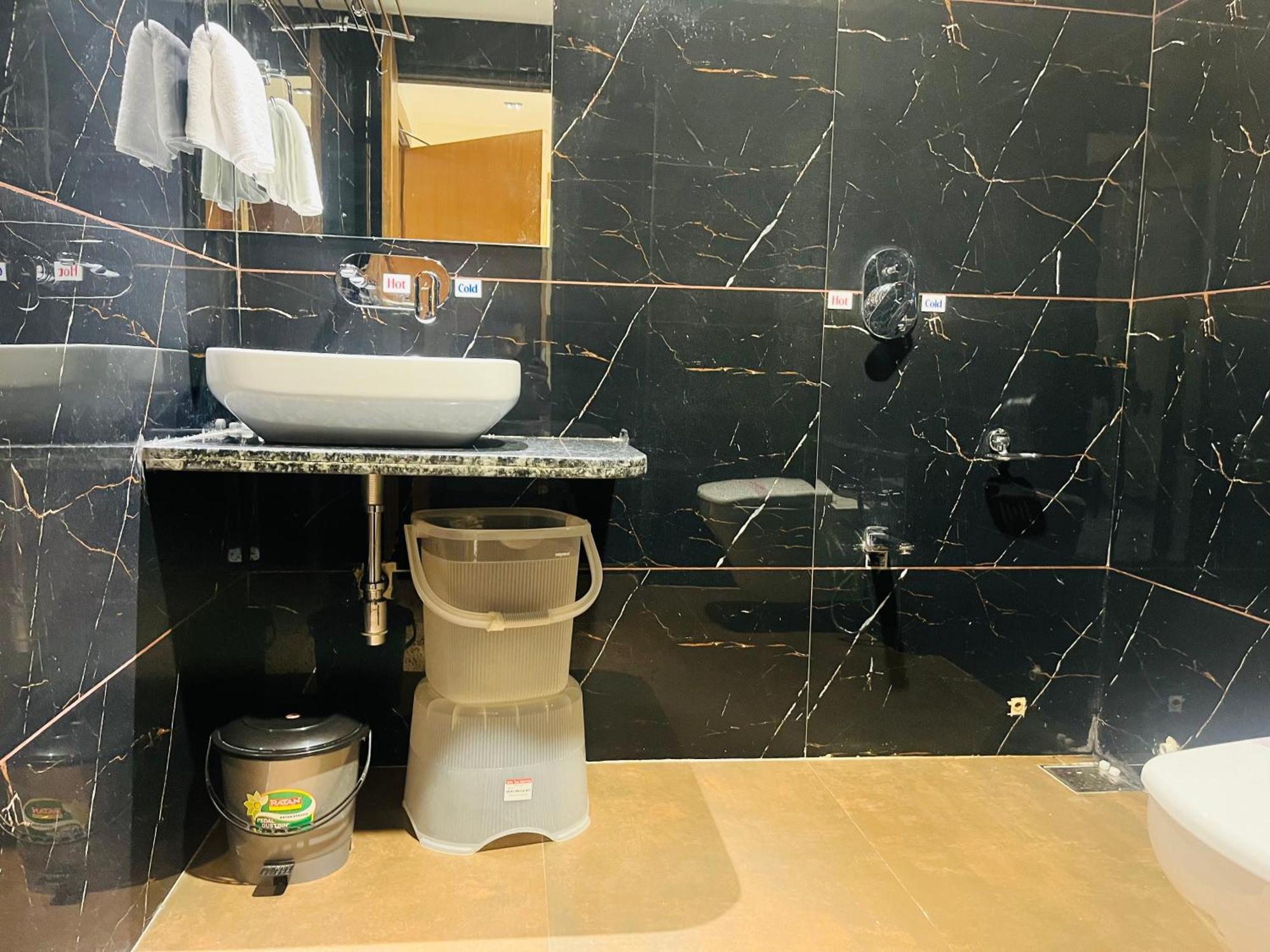 גנדהינאגר Hotel Royal Empire מראה חיצוני תמונה