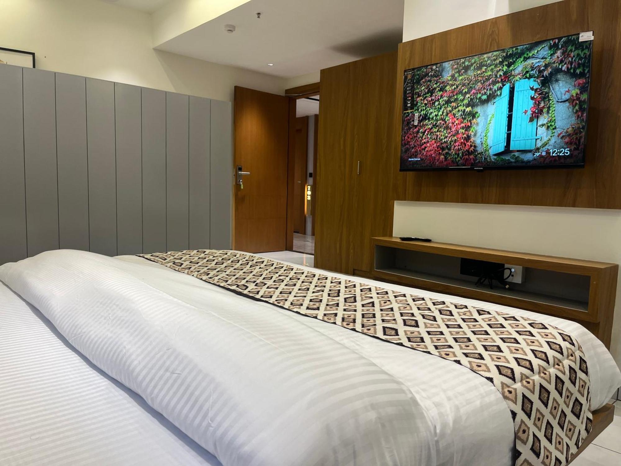 גנדהינאגר Hotel Royal Empire מראה חיצוני תמונה