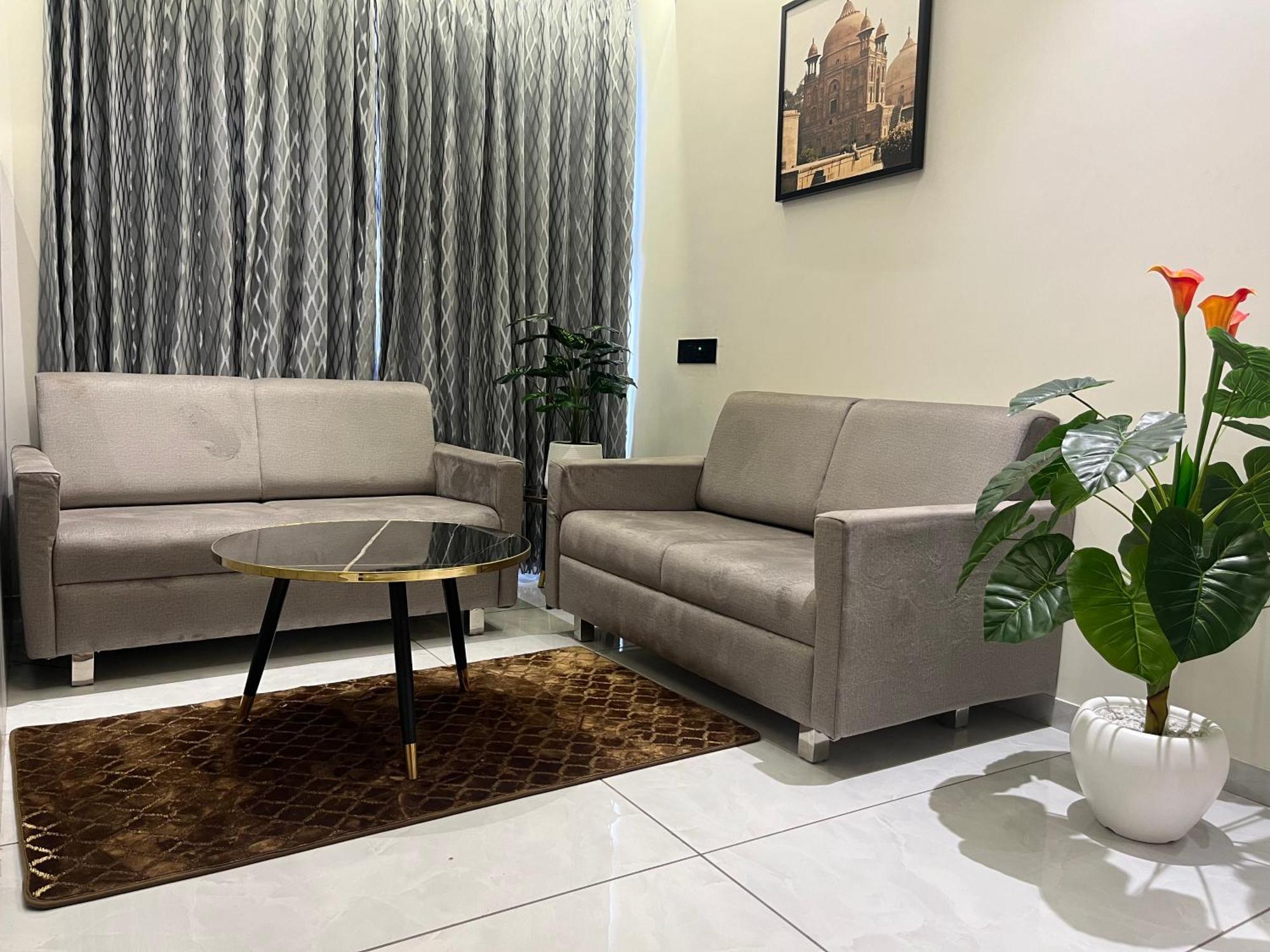 גנדהינאגר Hotel Royal Empire מראה חיצוני תמונה