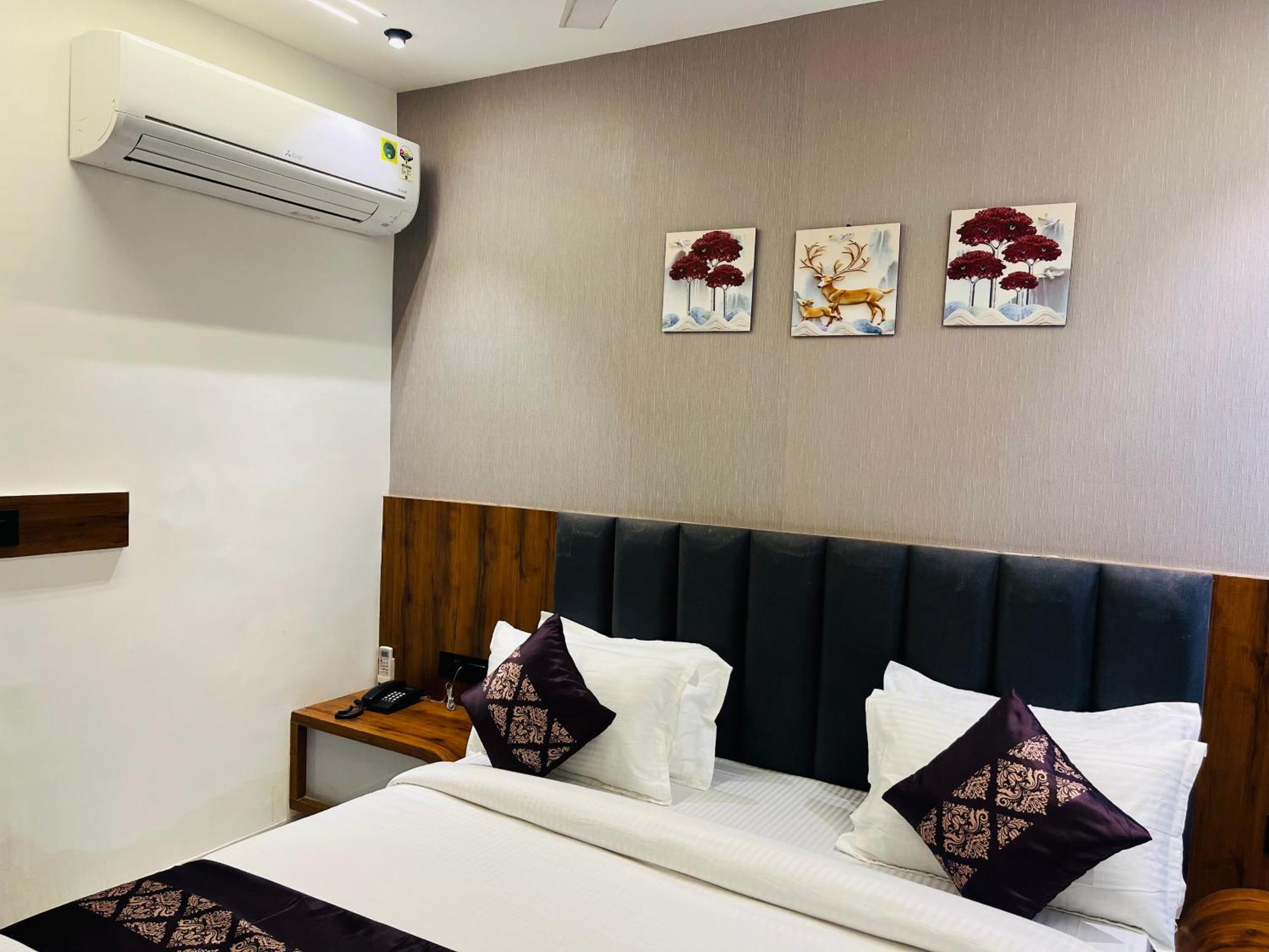 גנדהינאגר Hotel Royal Empire מראה חיצוני תמונה
