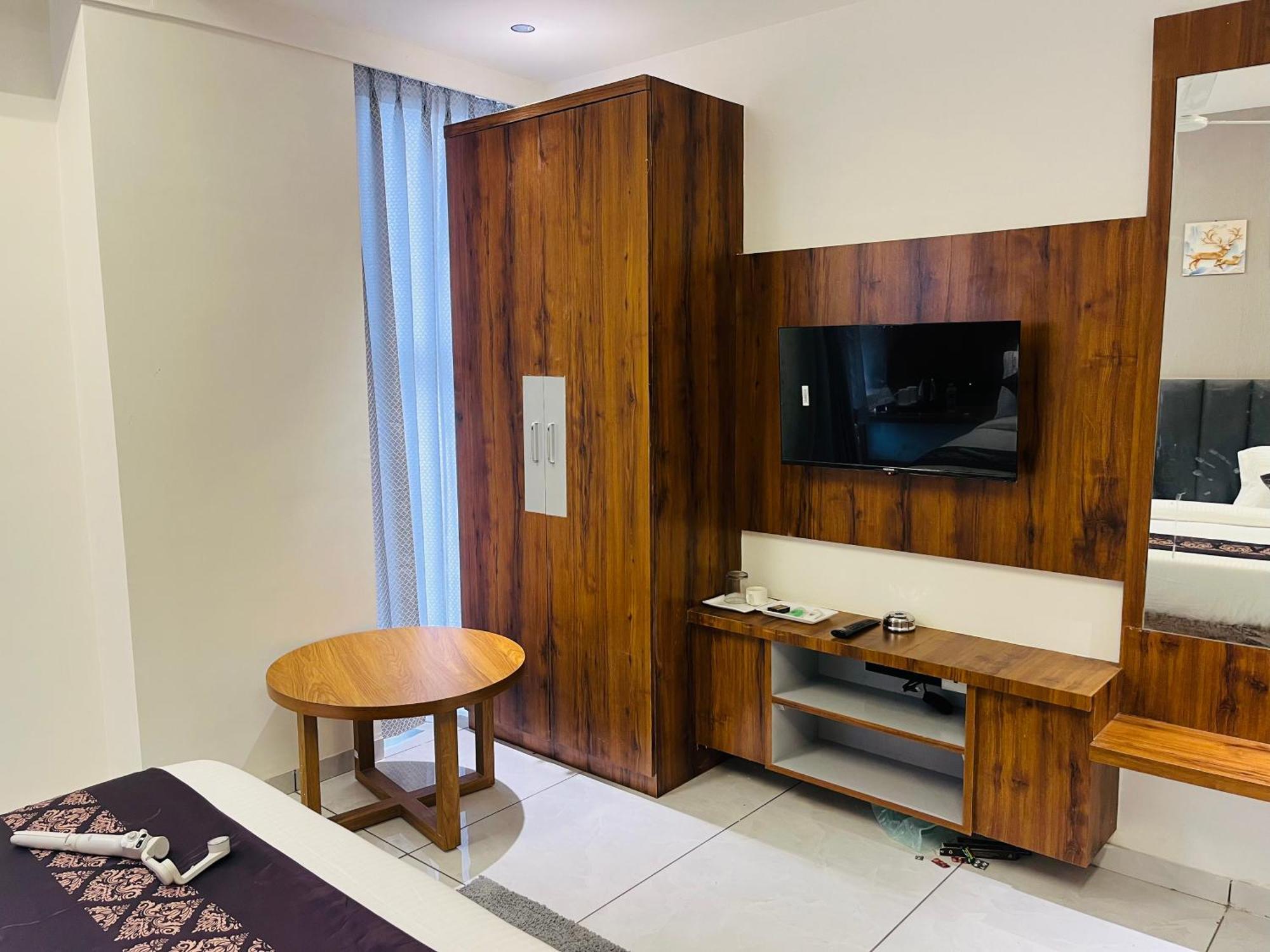 גנדהינאגר Hotel Royal Empire מראה חיצוני תמונה
