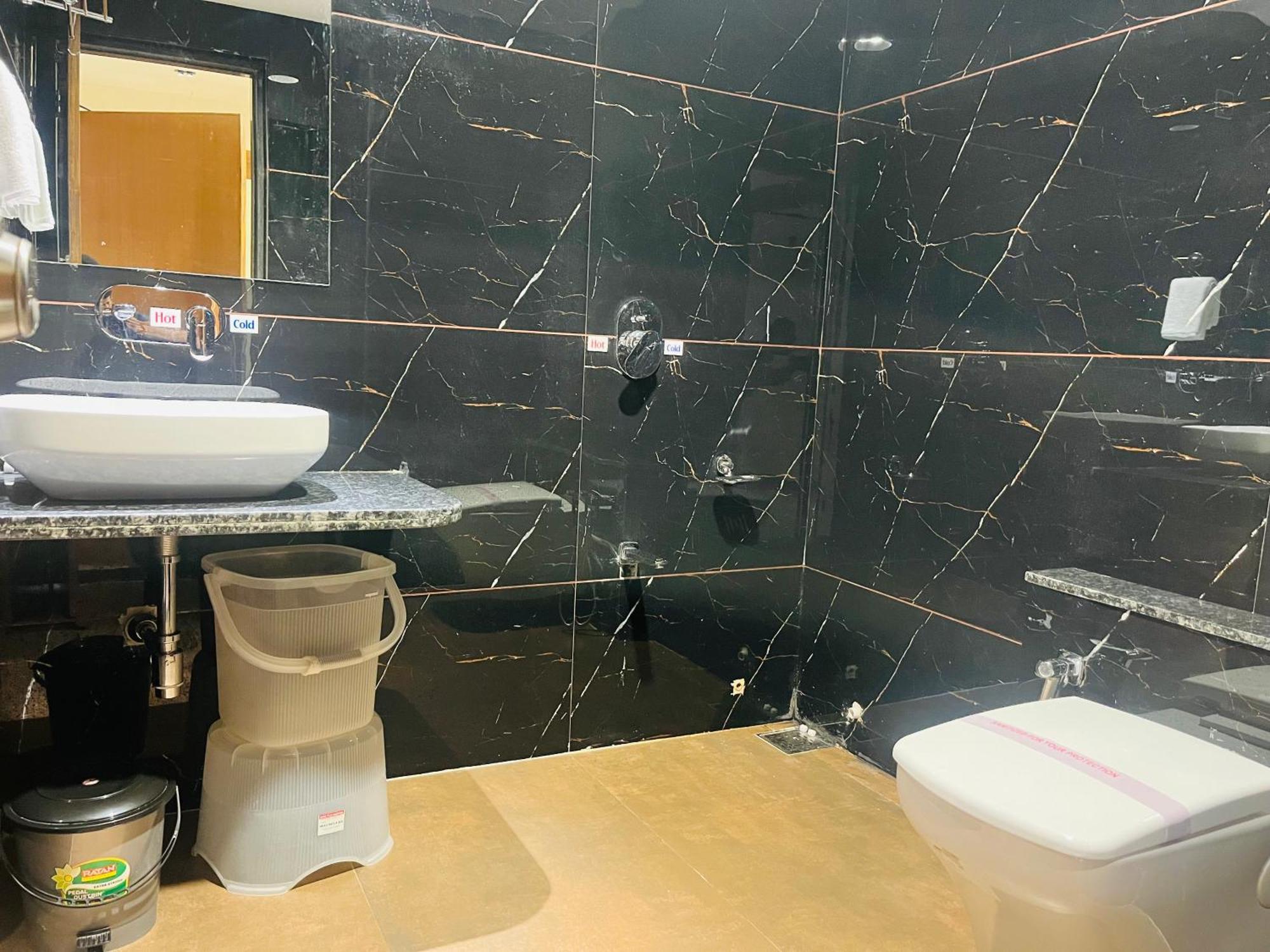 גנדהינאגר Hotel Royal Empire מראה חיצוני תמונה