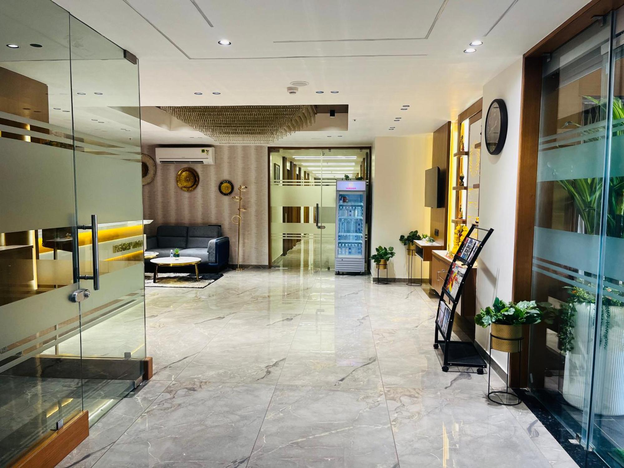 גנדהינאגר Hotel Royal Empire מראה חיצוני תמונה