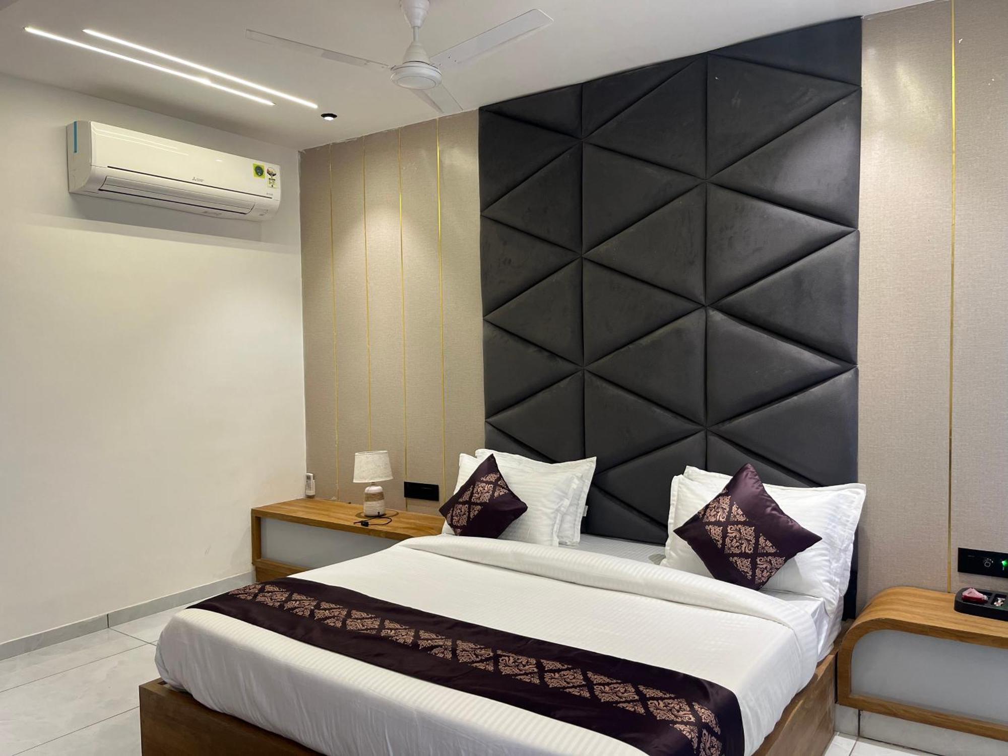 גנדהינאגר Hotel Royal Empire מראה חיצוני תמונה