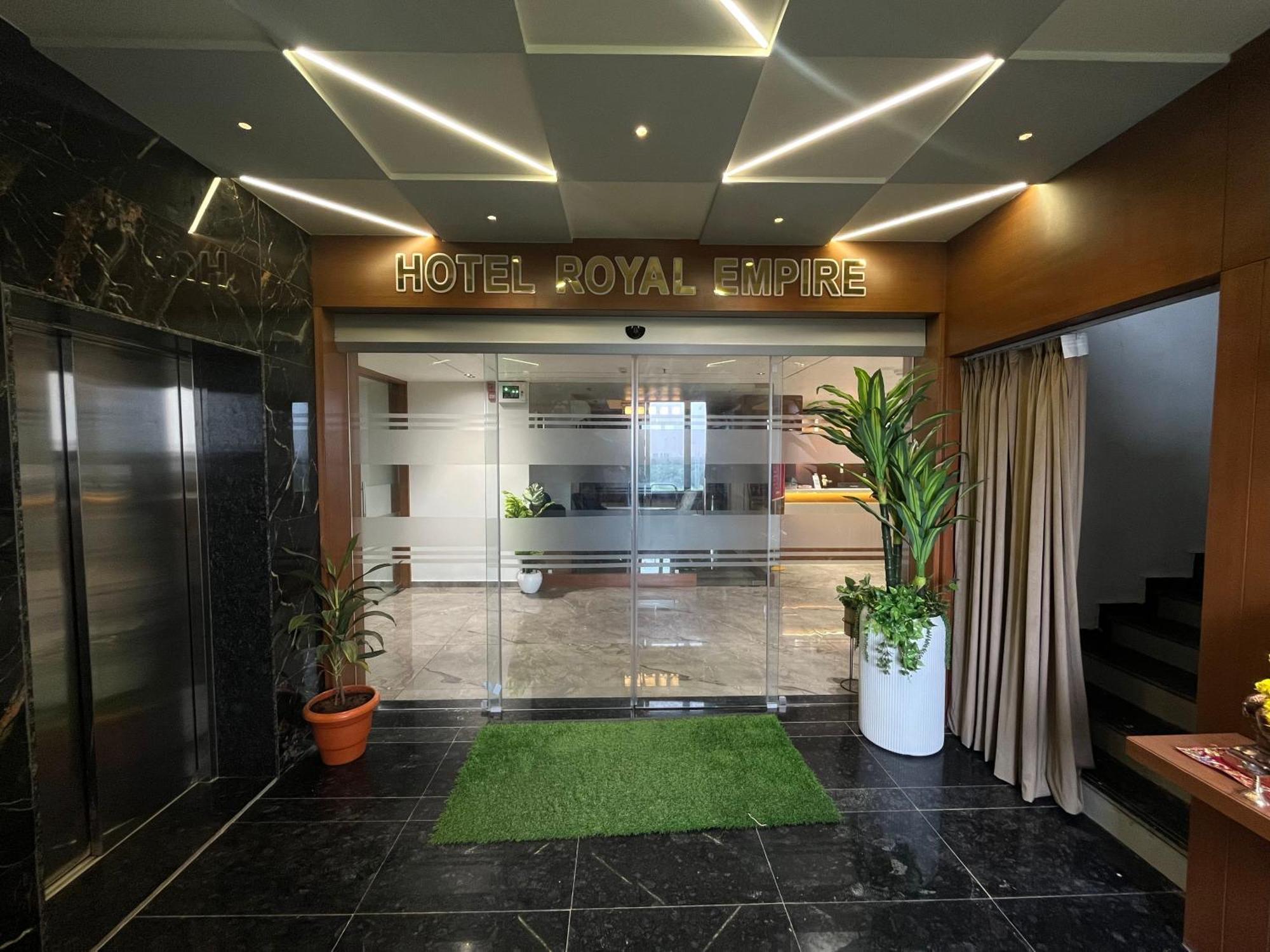 גנדהינאגר Hotel Royal Empire מראה חיצוני תמונה
